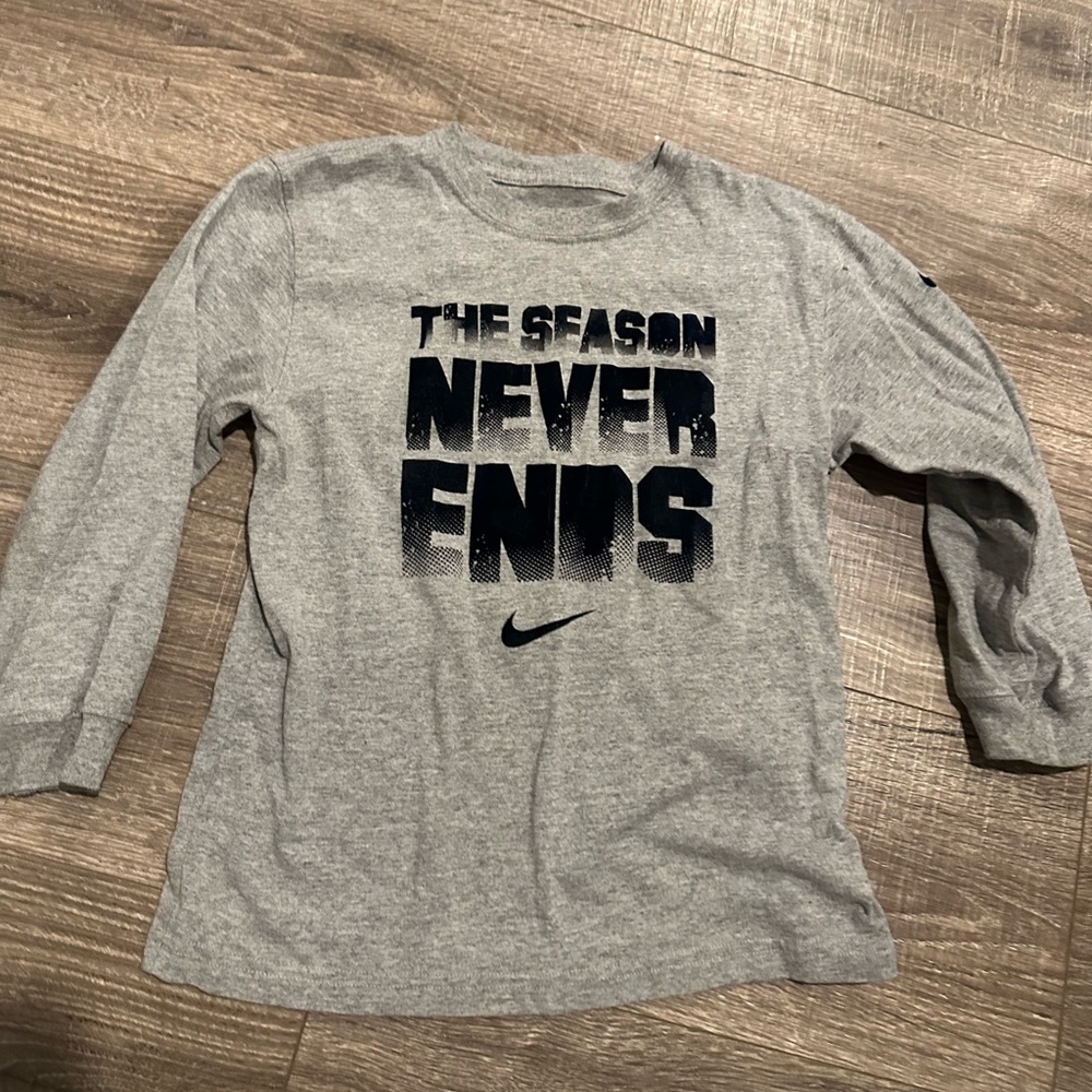 Nike Boys 6 Long Sleeve The Season Never Ends